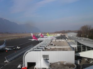 Airplanes_at_Chambery_Airport AAZ TAXI ANNECY